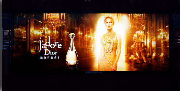 機(jī)場燈箱廣告實(shí)物圖