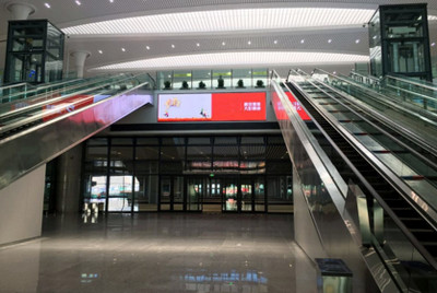 南進(jìn)站廣廳樓扶梯中部旅客信息LED屏廣告 南進(jìn)站廣廳樓扶梯中部旅客信息LED屏廣告