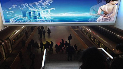 南寧東進站扶梯楣頭燈箱廣告