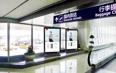 T2到達區域滾動燈箱出發套裝廣告