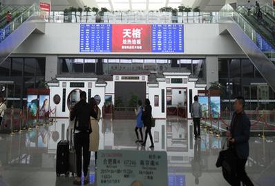 合肥南高鐵站北進站口夾層(進站扶梯中間)LED屏廣告