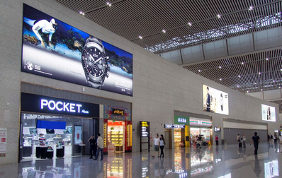 重慶機場T3零售區域辦票大廳頭頂燈箱廣告