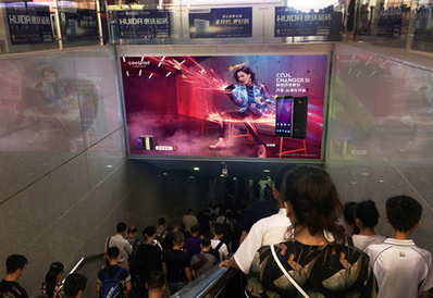 哈爾濱西站臺出口楣頭燈箱廣告