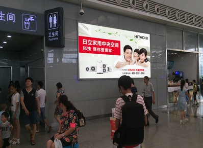 二層洗手間旁嵌入式燈箱廣告 二層洗手間旁嵌入式燈箱廣告