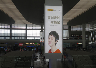 候車大廳中央三棱柱燈箱廣告 候車大廳中央三棱柱燈箱廣告