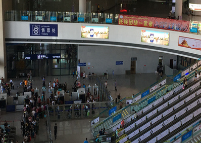 站臺層北側(cè)廣廳上方墻體嵌入式燈箱廣告 站臺層北側(cè)廣廳上方墻體嵌入式燈箱廣告