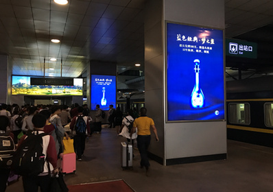 濟(jì)南站站臺(tái)立柱東側(cè)包柱燈箱廣告