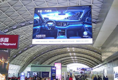 T2航站樓二層出發區域懸掛燈箱廣告 T2航站樓二層出發區域懸掛燈箱廣告