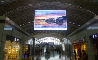 T2航站樓二層出發區D組懸掛燈箱廣告 T2航站樓二層出發區D組懸掛燈箱廣告