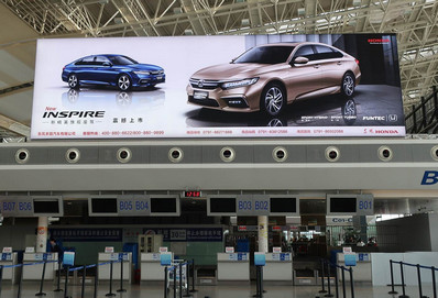 二層出發辦票島上方燈箱廣告