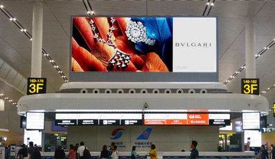 T3出發辦票島燈箱廣告