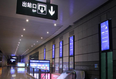 北面站臺(tái)墻面燈箱廣告