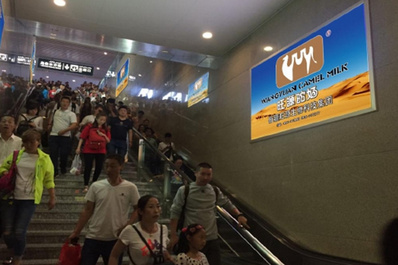 出站通道口兩側(cè)燈箱廣告 出站通道口兩側(cè)燈箱廣告