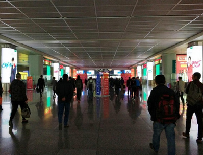 出站層南北通道立柱燈箱廣告 出站層南北通道立柱燈箱廣告