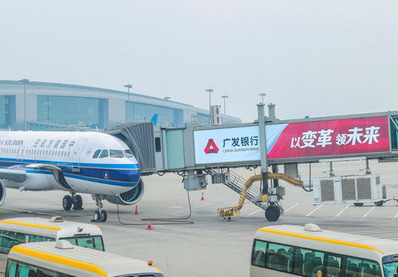 國內國際出發區外廊橋看板廣告