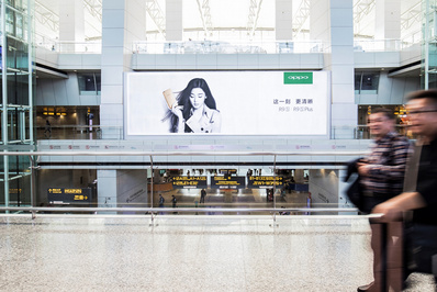 出發夾層落地燈箱廣告