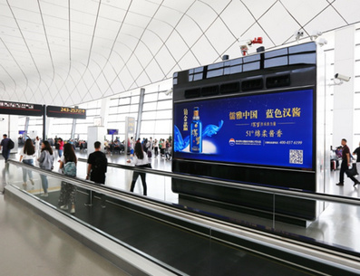 三層國內國際候機區平行步道旁風塔燈箱廣告 三層國內國際候機區平行步道旁風塔燈箱廣告