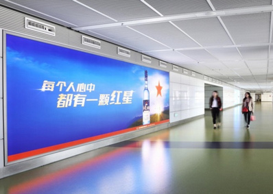 二層國內國際到達通廊墻面燈箱廣告