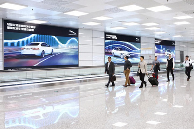 二層國內到達南匯聚通廊墻面燈箱廣告 二層國內到達南匯聚通廊墻面燈箱廣告