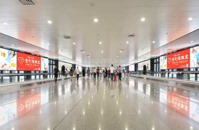 T2航站樓至GTC二層連廊燈箱廣告 T2航站樓至GTC二層連廊燈箱廣告