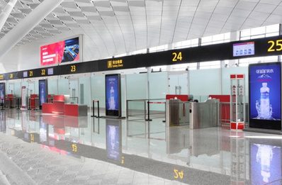 四層出發大廳安檢前84寸刷屏廣告 四層出發大廳安檢前84寸刷屏廣告