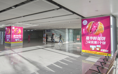 F1層國內到達通廊包柱燈箱廣告