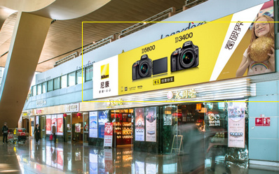 F3層出發值機島后方外掛欄桿燈箱廣告