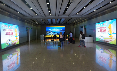 F1層國內到達通廊墻面燈箱廣告