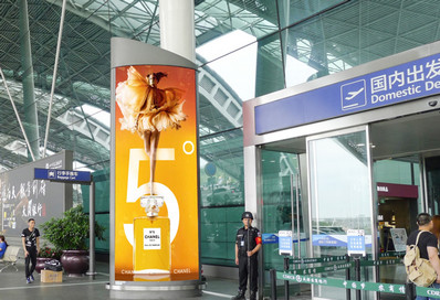 T2航站樓二層國內出發廳圖騰燈箱廣告 T2航站樓二層國內出發廳圖騰燈箱廣告