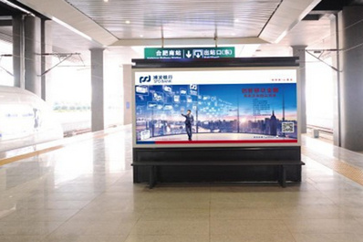 站臺中心位置東西兩側雙面燈箱