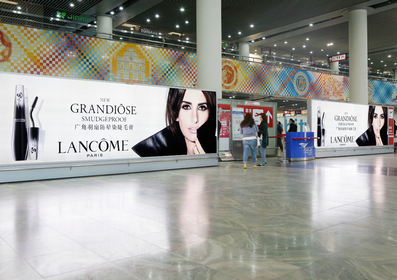 澳門國際機場出發大廳前燈箱廣告 澳門國際機場出發大廳前燈箱廣告