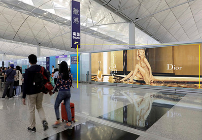 香港機場出發區安檢前巨幅燈箱廣告 香港機場出發區安檢前巨幅燈箱廣告