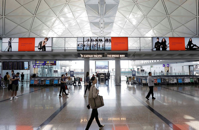 香港機場出發區六樓西大堂燈箱廣告 香港機場出發區六樓西大堂燈箱廣告