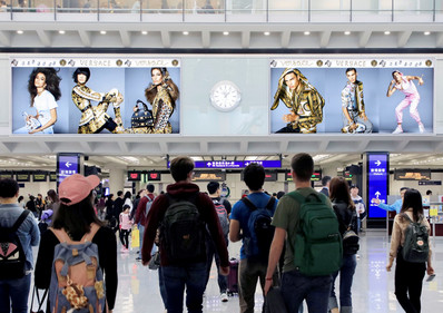 香港機場五樓到達入境大堂中央巨幅燈箱廣告 香港機場五樓到達入境大堂中央巨幅燈箱廣告