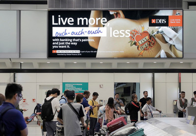 香港機場五樓李提取大堂巨幅燈箱廣告 香港機場五樓李提取大堂巨幅燈箱廣告