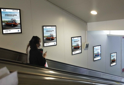 珠海拱北高鐵站站臺出站樓梯兩側墻體燈箱廣告