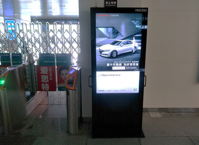 郴州西站檢票口刷屏機廣告
