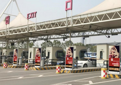 成都機場停車場出入口燈箱廣告 成都機場停車場出入口燈箱廣告