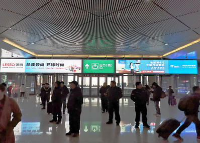 哈爾濱西站到達(dá)層出站門楣燈箱廣告 哈爾濱西站到達(dá)層出站門楣燈箱廣告