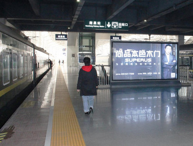 南昌站站臺層落地燈箱廣告 南昌站站臺層落地燈箱廣告