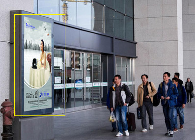 合肥南站出發層進站口落地燈箱廣告