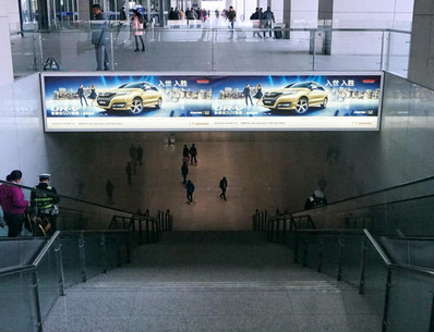 合肥南站出發層北廣場公共交通出入口楣頭燈箱廣告