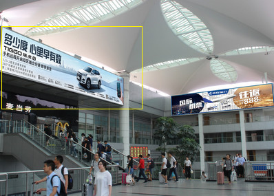 福州站南進站大廳左側墻面燈箱廣告