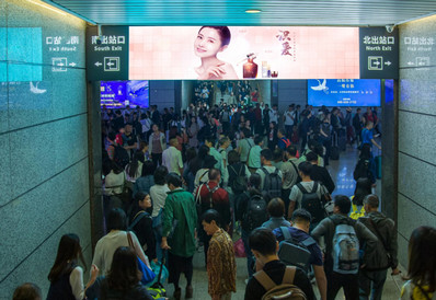 廈門站到達(dá)層出站上方楣頭燈箱廣告