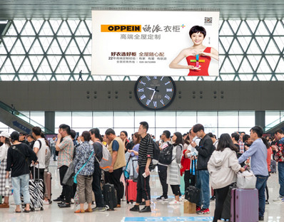 鄭州東站出發層候車大廳雙面吊旗廣告 鄭州東站出發層候車大廳雙面吊旗廣告