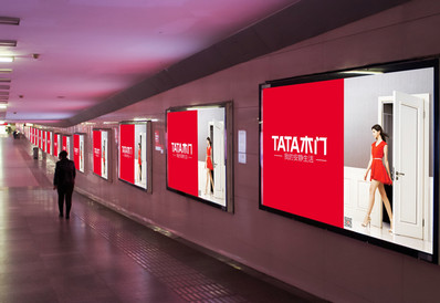 鄭州站到達(dá)層西南出站通道墻面燈箱廣告