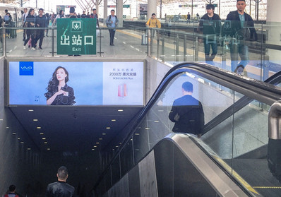 昆山南站出發(fā)層候車大廳墻面燈箱廣告 昆山南站出發(fā)層候車大廳墻面燈箱廣告