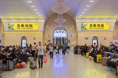 青島站出發層南候車大廳墻面燈箱廣告