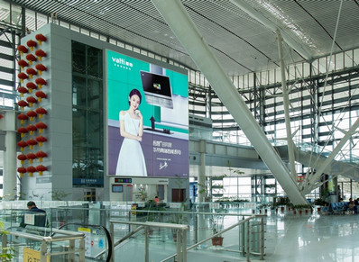 青島北站出發(fā)層候車大廳西側(cè)直梯墻面燈箱廣告