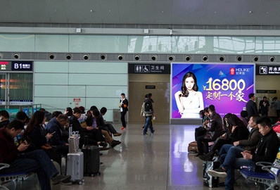 西安北站出發層候車大廳落地燈箱廣告